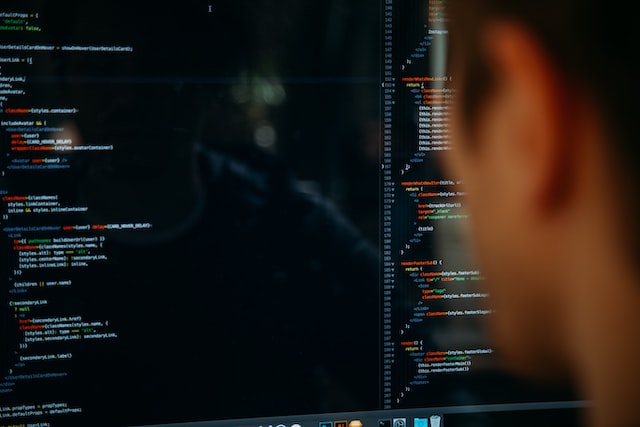 Ein Programmier vor einem Bildschirm mit Code